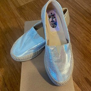 Nice flat and casual women shoes, size 6. Color silver made with Canva style.